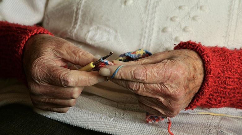 woman-knitting