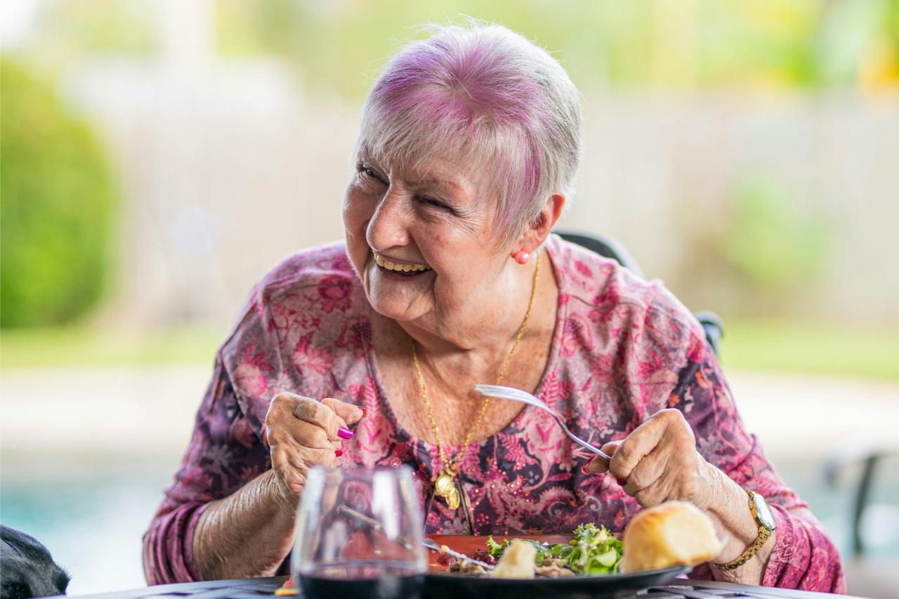 woman-eating-outside-and-smiling
